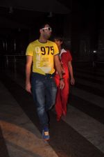 Yuvraj Singh cool casual look snapped at domestic airport on 22nd Dec 2011 (5).JPG